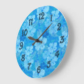 ハイビスカスの花の青いろうけつ染めの一見 ラージ壁時計 (傾斜)
