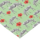 ハイビスカスの花間のシマウマ テーブルクロス (アングル)