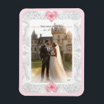 ハイビスカス&レースピンク マグネット<br><div class="desc">私にとって、ハイビスカスは最も美しい花の一つである。この花で私のインスピレーションは、ロマンチックな白いレース模様（グラフィック効果）と小さな軽い金ゴールドの輪郭を持つハイビスカスブッシュ模様（同じ色合い）。6色(青、ターコイズ、赤、黄、ピンクと白>>下の"Yne_Fairies"をクリックし、"Collections"すべての私の創造を見つけるために😊)で利用可能な新鮮でソフトでロマンチックなフローラスタイルを提案する。</div>