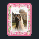 ハイビスカス&レースピンク マグネット<br><div class="desc">私にとって、ハイビスカスは最も美しい花の一つである。この花で私のインスピレーションは、ロマンチックな白いレース模様（グラフィック効果）と小さな軽い金ゴールドの輪郭を持つハイビスカスブッシュ模様（同じ色合い）。6色(青、ターコイズ、赤、黄、ピンクと白>>下の"Yne_Fairies"をクリックし、"Collections"すべての私の創造を見つけるために😊)で利用可能な新鮮でソフトでロマンチックなフローラスタイルを提案する。</div>