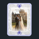 ハイビスカス&レースBLUE マグネット<br><div class="desc">私にとって、ハイビスカスは最も美しい花の一つである。この花で私のインスピレーションは、ロマンチックな白いレース模様（グラフィック効果）と小さな軽い金ゴールドの輪郭を持つハイビスカスブッシュ模様（同じ色合い）。6色(青、ターコイズ、赤、黄、ピンクと白>>下の"Yne_Fairies"をクリックし、"Collections"すべての私の創造を見つけるために😊)で利用可能な新鮮でソフトでロマンチックなフローラスタイルを提案する。</div>