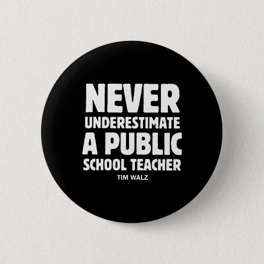 ハイマー2024は公立学校Tを過小評価しない 缶バッジ (正面)
