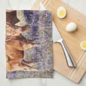 ハイランドの牛と子牛の紫色の野生の花 キッチンタオル (四つ折り)