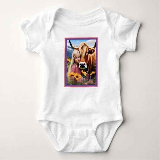 **"ハイランドの絆: 子どもと彼女の牛"** ベビーボディスーツ (正面)
