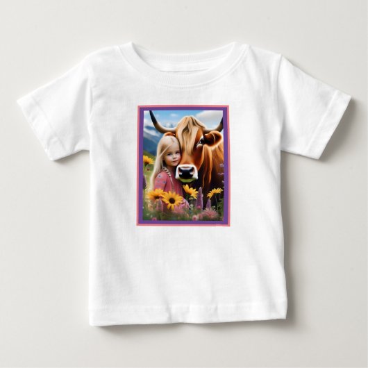 **"ハイランドの絆: 子どもと彼女の牛"** ベビーTシャツ (正面)