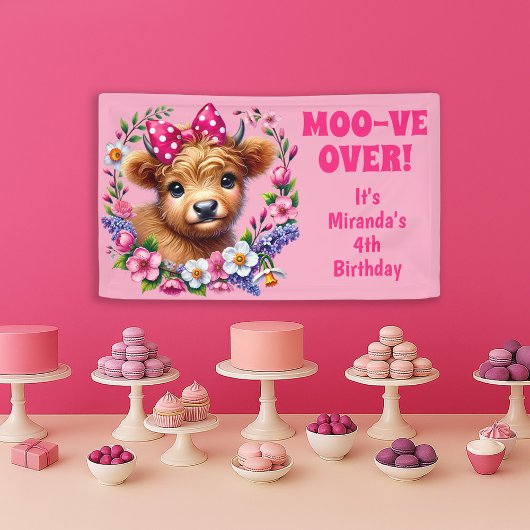 ハイランドカウの「モーヴ・オーヴァー」4歳の誕生日 横断幕