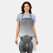 ハイランドカウファームハウスキャビンパーソナライズされたグレイ エプロン (着用した状態)