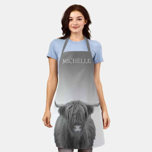 ハイランドカウファームハウスキャビンパーソナライズされたグレイ エプロン (着用した状態)