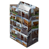 ハイランドグローリー：牛の写真威厳のあるコラージュ ミディアムペーパーバッグ (裏面アングル)