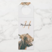ハイランド牛の肖像カスタム名前イニシャルモノグラム ボトルネックタグ (裏面)