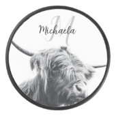 ハイランド牛ポートレートイニシャルモノグラム白黒 アイスホッケーパック (正面)