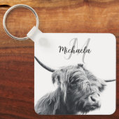 ハイランド牛ポートレートイニシャルモノグラム白黒 キーホルダー (正面)