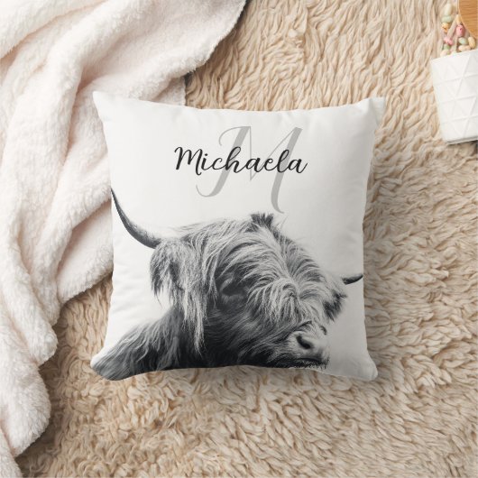 ハイランド牛ポートレートイニシャルモノグラム白黒 クッション (ブランケット)