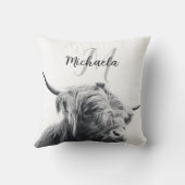 ハイランド牛ポートレートイニシャルモノグラム白黒 クッション (裏面)