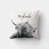 ハイランド牛ポートレートイニシャルモノグラム白黒 クッション (正面)