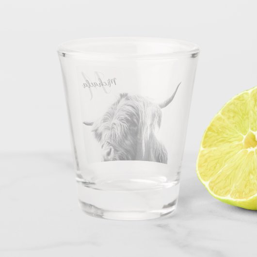 ハイランド牛ポートレートイニシャルモノグラム白黒 ショットグラス (裏面)