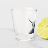 ハイランド牛ポートレートイニシャルモノグラム白黒 ショットグラス (左)