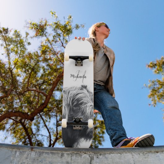 ハイランド牛ポートレートイニシャルモノグラム白黒 スケートボード (室外1)