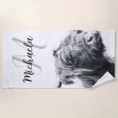 ハイランド牛ポートレートイニシャルモノグラム白黒 ビーチタオル (正面)