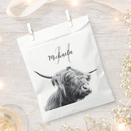 ハイランド牛ポートレートイニシャルモノグラム白黒 フェイバーバッグ (クリップ留めされた状態)