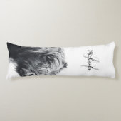 ハイランド牛ポートレートイニシャルモノグラム白黒 ボディピロー (正面)