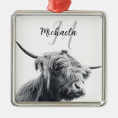 ハイランド牛ポートレートイニシャルモノグラム白黒 メタルオーナメント (正面)