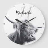 ハイランド牛ポートレートイニシャルモノグラム白黒 ラージ壁時計 (正面)