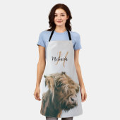 ハイランド牛ポートレート名前をカスタムするイニシャルモノグラム エプロン (着用した状態)