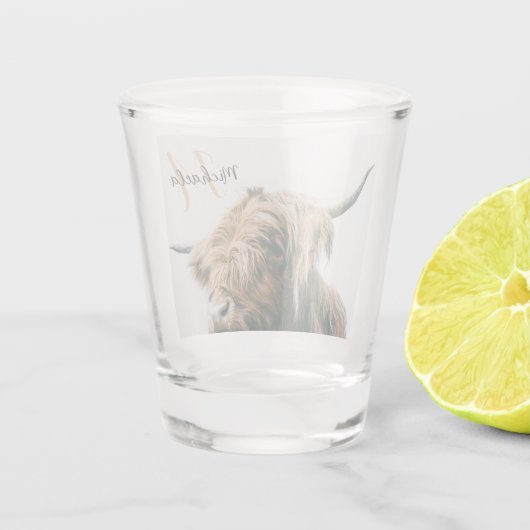 ハイランド牛ポートレート名前をカスタムするイニシャルモノグラム ショットグラス (裏面)