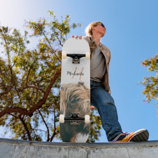 ハイランド牛ポートレート名前をカスタムするイニシャルモノグラム スケートボード (室外1)