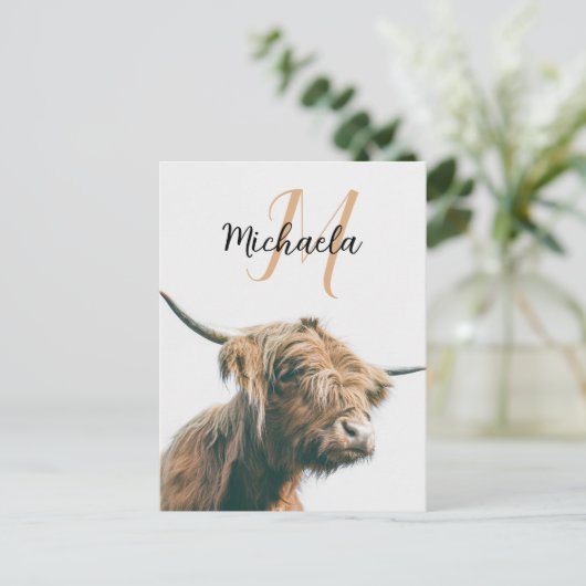 ハイランド牛ポートレート名前をカスタムするイニシャルモノグラム ポストカード (スタンド正面)
