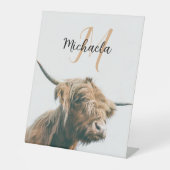 ハイランド牛ポートレート名前をカスタムするイニシャルモノグラム 台座サイン (正面)