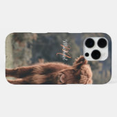ハイランド種の子牛 秋の草 モノグラムイニシャル iPhoneケース (裏面横)