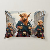 ハイランド調和: Bagpipe Highland Cow Band アクセントクッション (裏面)