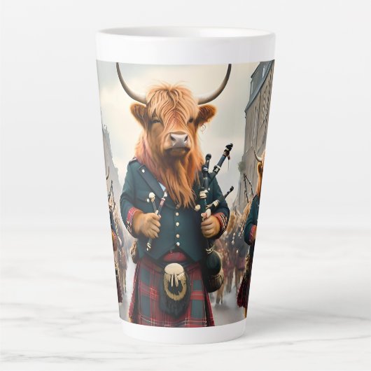 ハイランド調和: Bagpipe Highland Cow Band カフェラテマグ (正面)