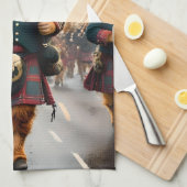 ハイランド調和: Bagpipe Highland Cow Band キッチンタオル (四つ折り)