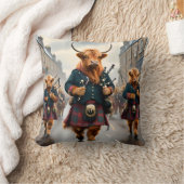 ハイランド調和: Bagpipe Highland Cow Band クッション (ブランケット)