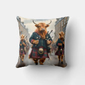 ハイランド調和: Bagpipe Highland Cow Band クッション (裏面)