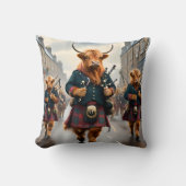 ハイランド調和: Bagpipe Highland Cow Band クッション (正面)