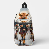ハイランド調和: Bagpipe Highland Cow Band スリングバッグ (正面)