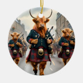 ハイランド調和: Bagpipe Highland Cow Band セラミックオーナメント (正面)