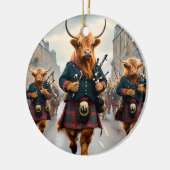 ハイランド調和: Bagpipe Highland Cow Band セラミックオーナメント (左)