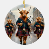 ハイランド調和: Bagpipe Highland Cow Band セラミックオーナメント (裏面)