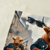 ハイランド調和: Bagpipe Highland Cow Band ビーチタオル (インサイチュ)