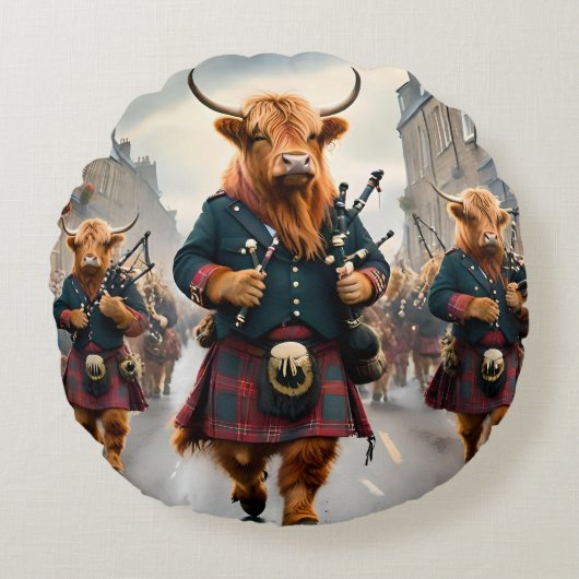 ハイランド調和: Bagpipe Highland Cow Band ラウンドクッション (正面)