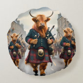ハイランド調和: Bagpipe Highland Cow Band ラウンドクッション (裏面)