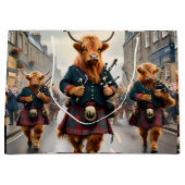 ハイランド調和: Bagpipe Highland Cow Band ラージペーパーバッグ (正面)