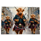 ハイランド調和: Bagpipe Highland Cow Band ラージペーパーバッグ (裏面)