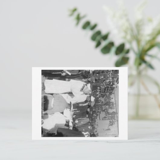 「ハイ・リー」の葬儀での中国人弔問客 ポストカード (スタンド正面)