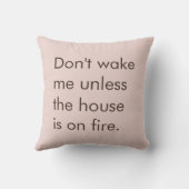 ハウスが火事でもない限り起こさないでねママ クッション (裏面)
